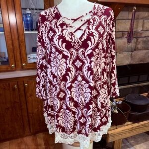 JANETTE PLUS SIZE 2X BURGUNDY & WHITE 3/4 SLEEVE TOP WITH CROCHET LACE HEM.